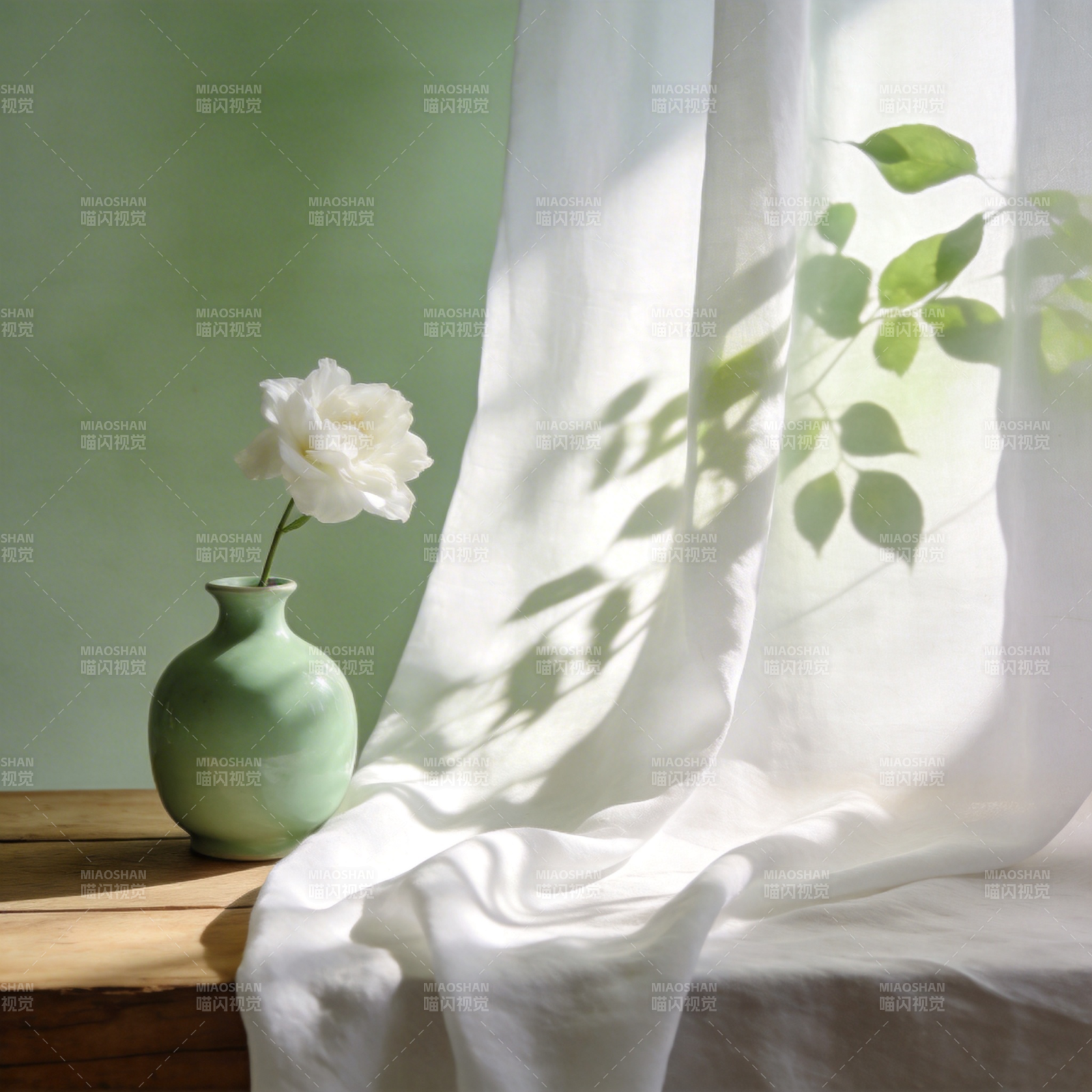 白花绿瓶映帘影图片