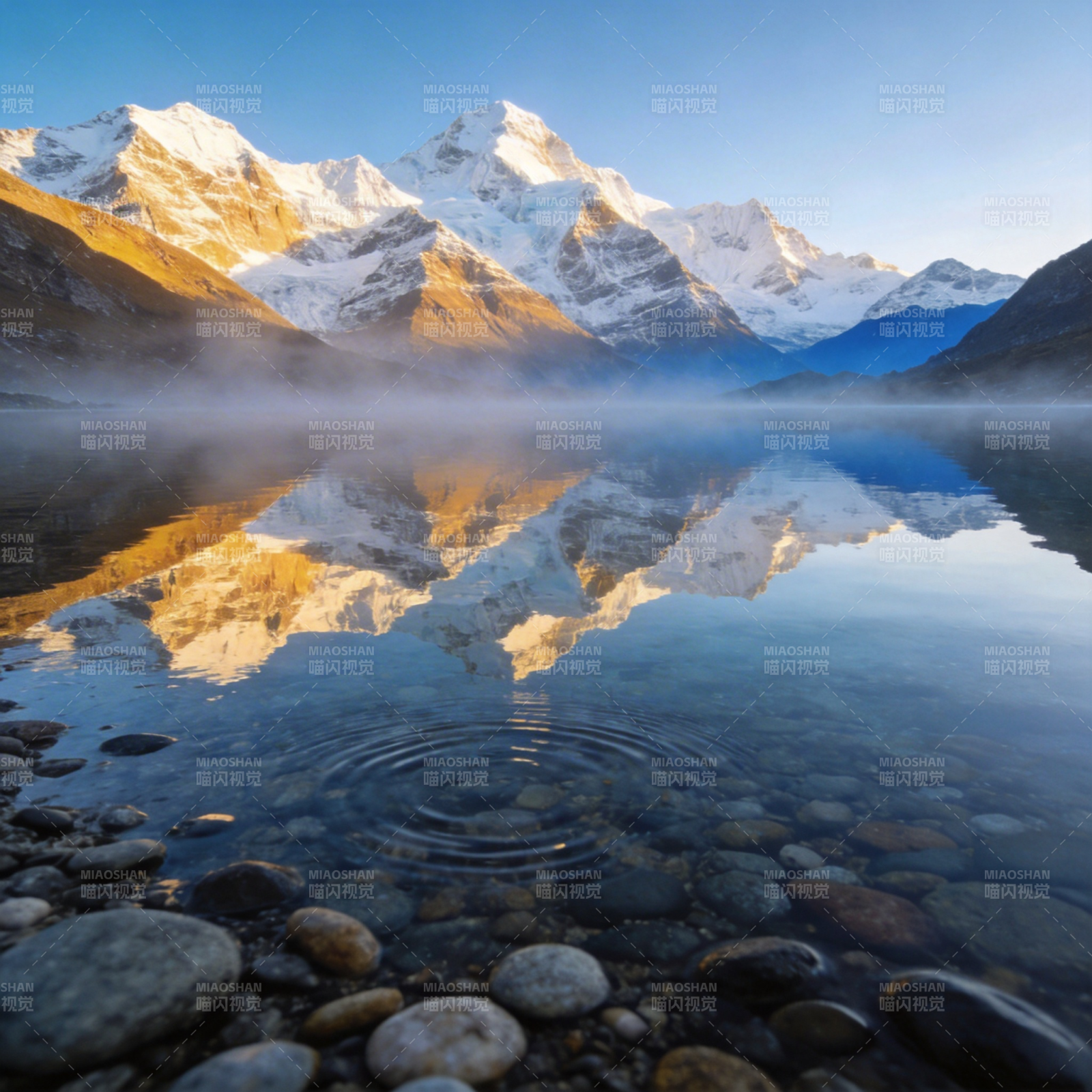 雪山倒影湖中图片