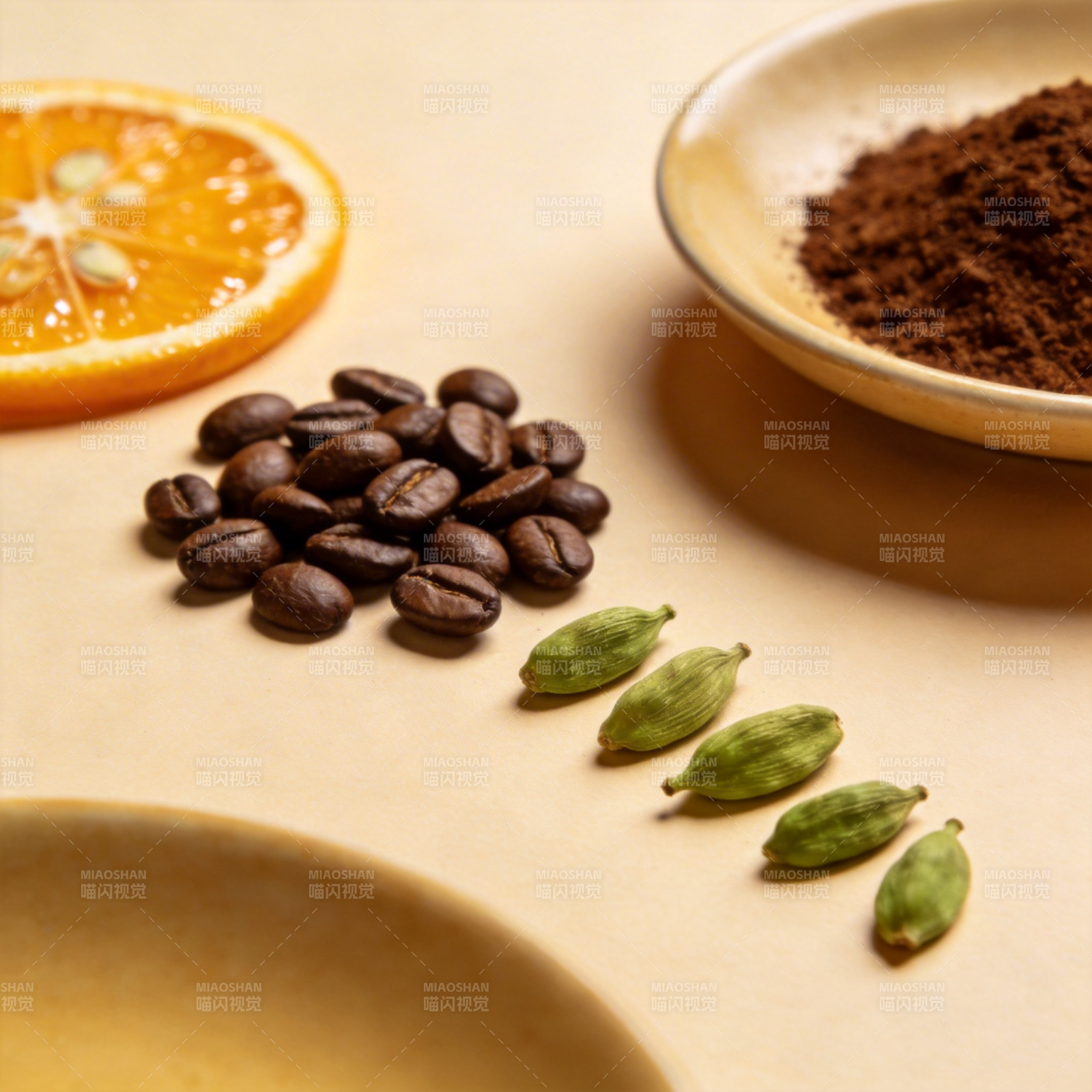 咖啡豆与香料拼盘图片