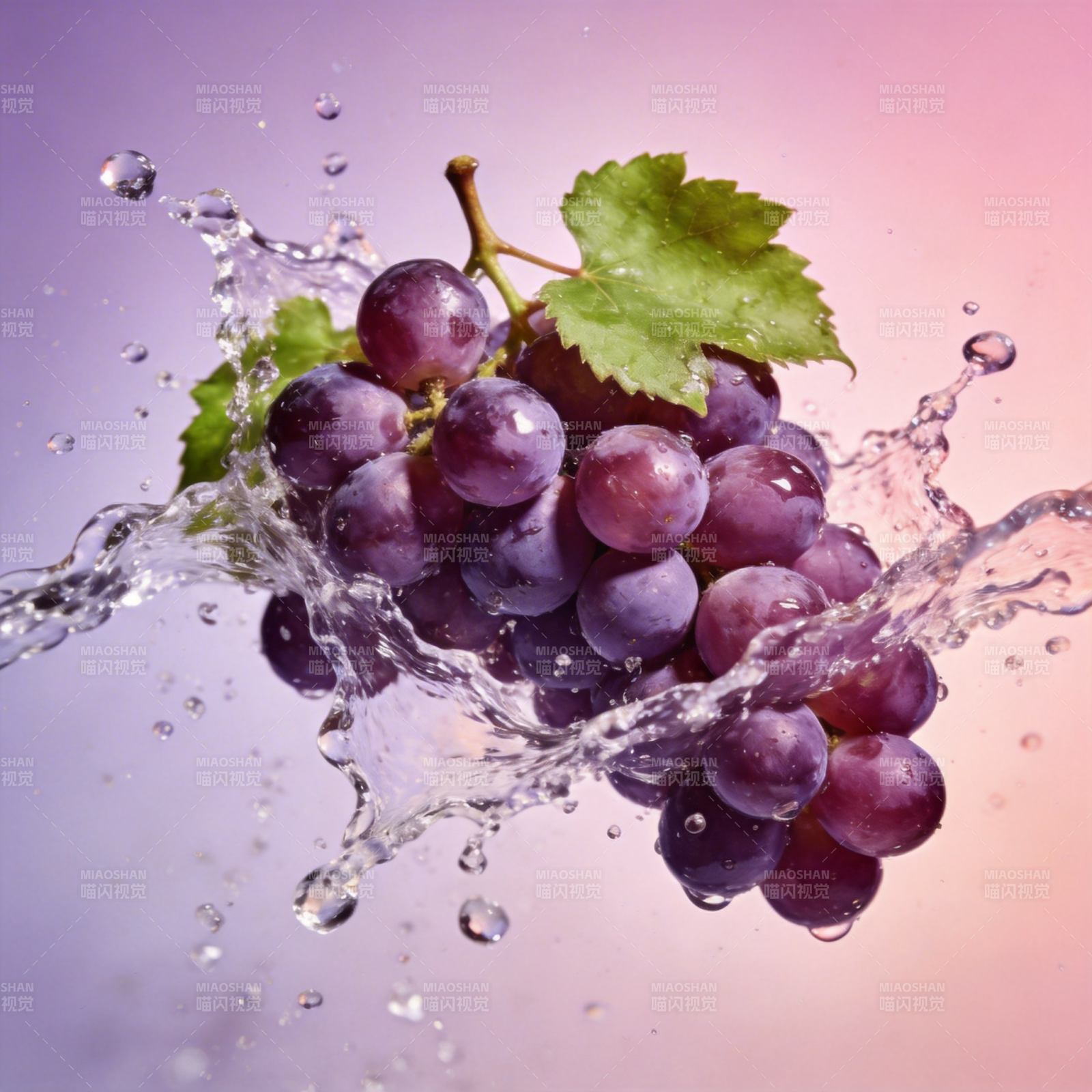 水花中的紫葡萄图片