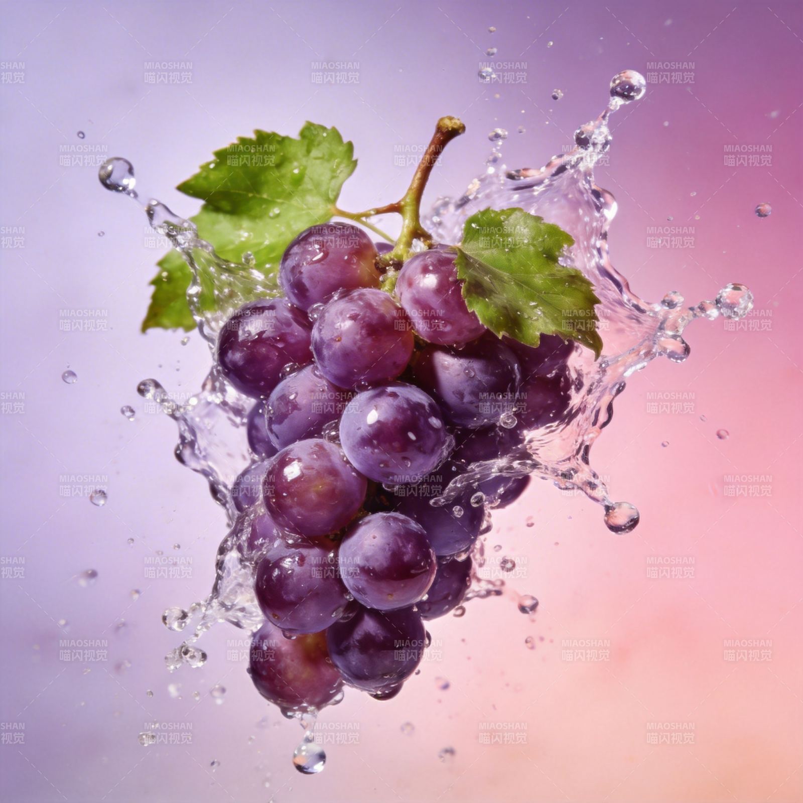 水花中的紫葡萄图片