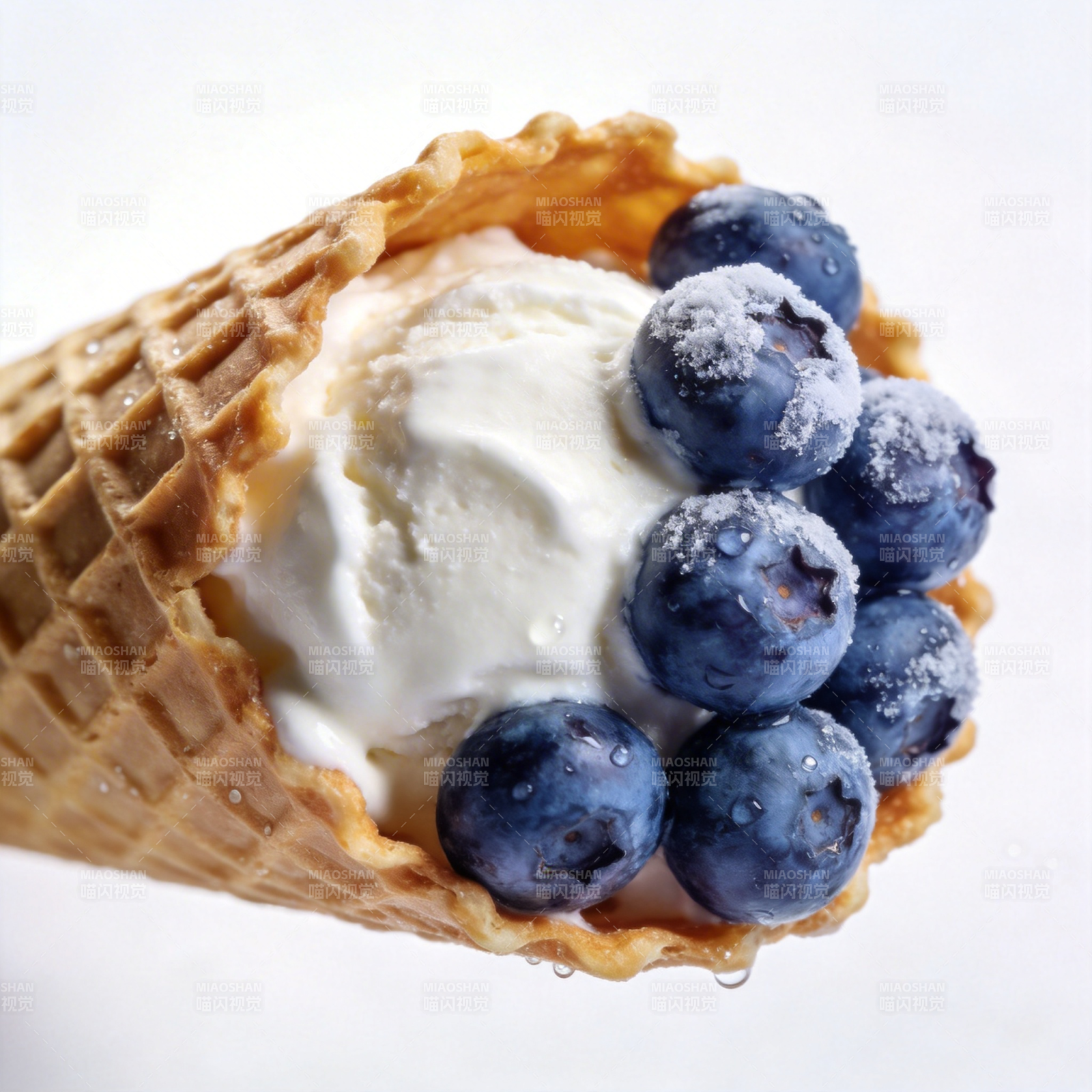 蓝莓冰淇淋甜筒图片