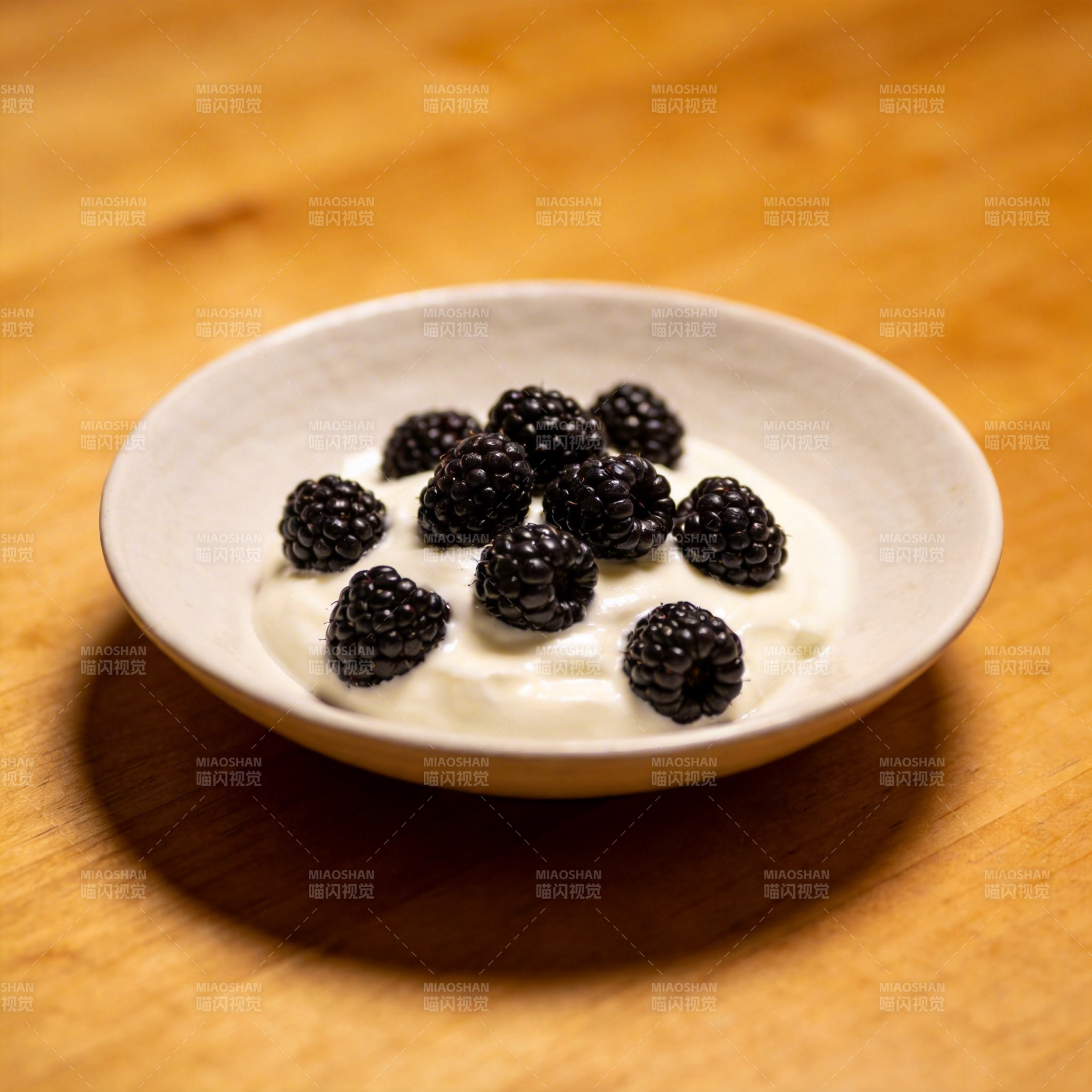 酸奶配黑莓图片