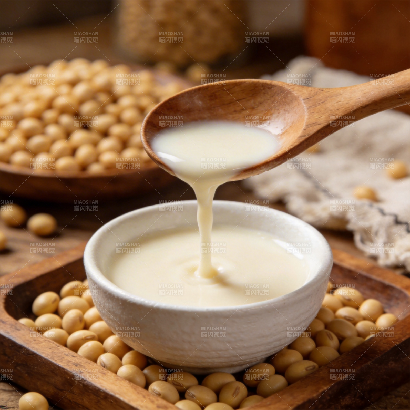豆浆流淌入碗中图片