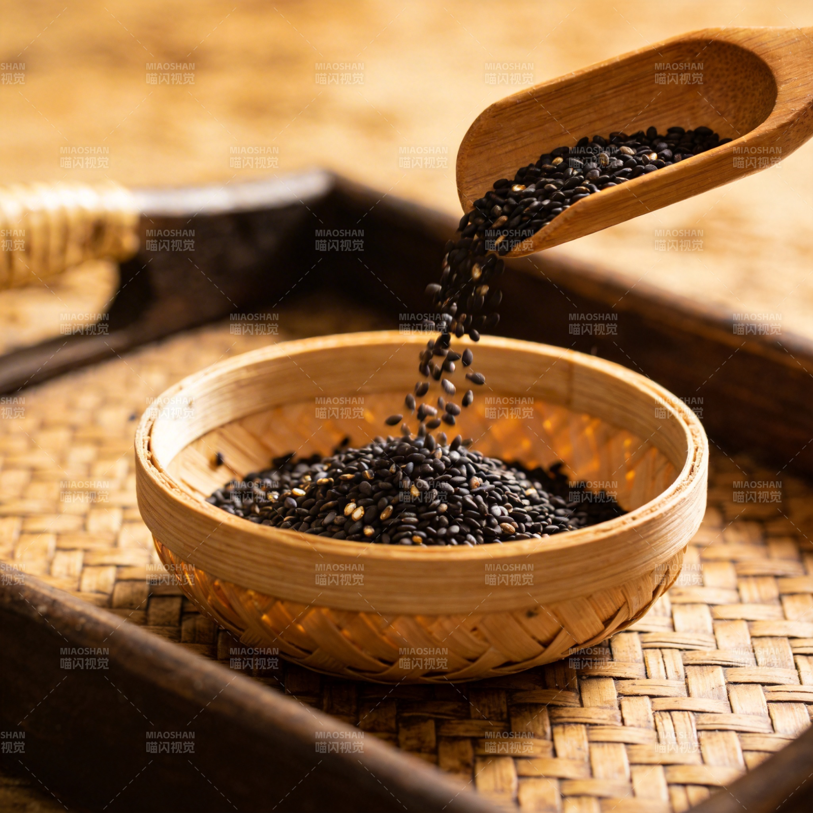 黑芝麻倾入竹碗图片
