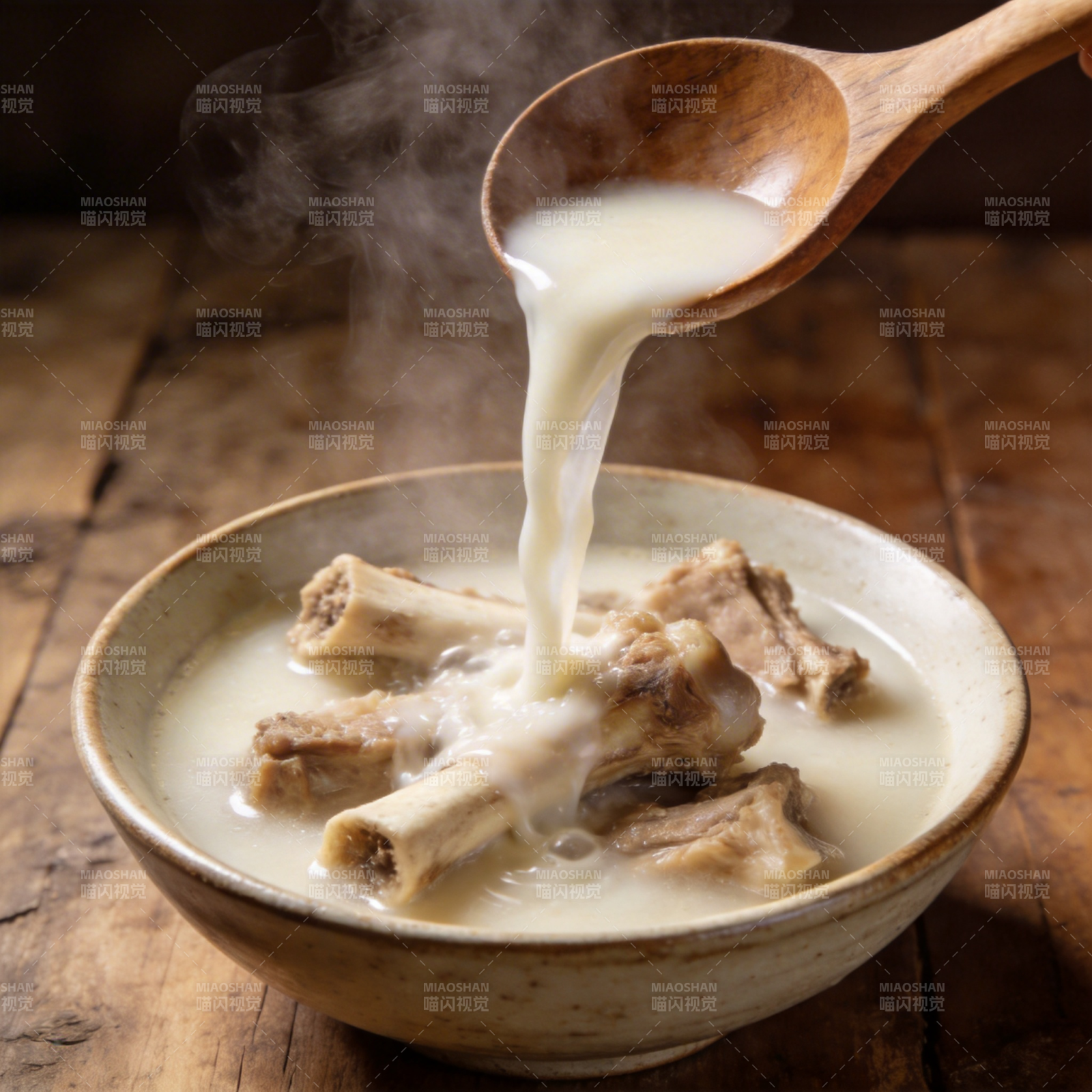 热腾腾的骨汤图片