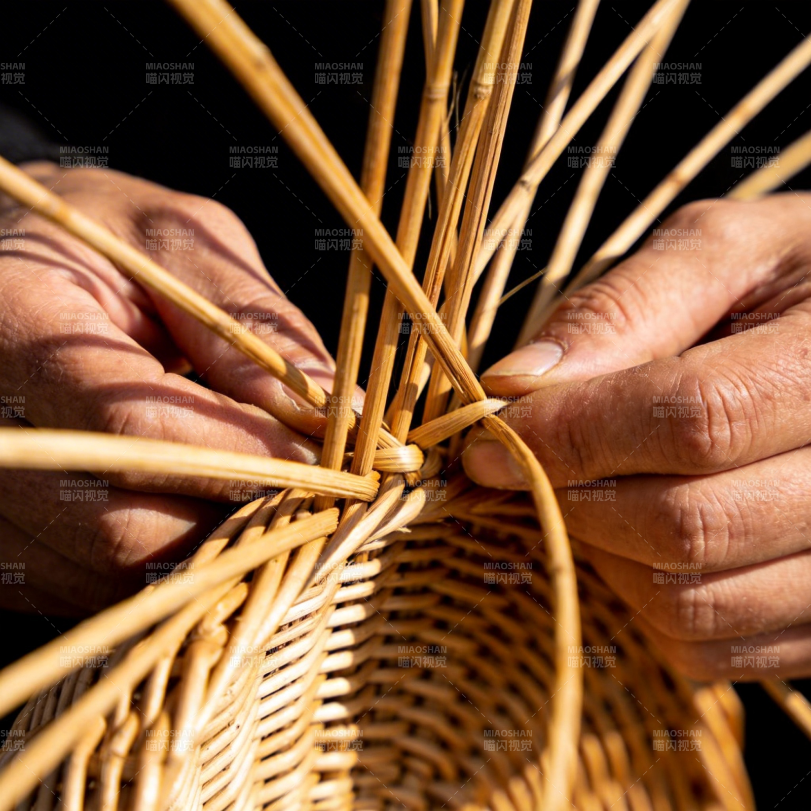 巧手编竹篮图片