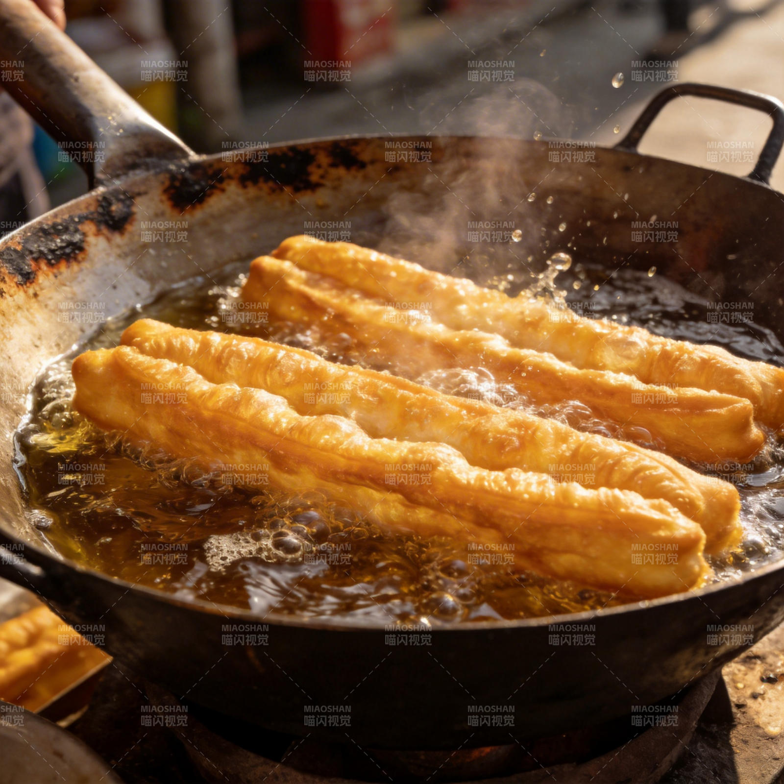 油条炸制中图片