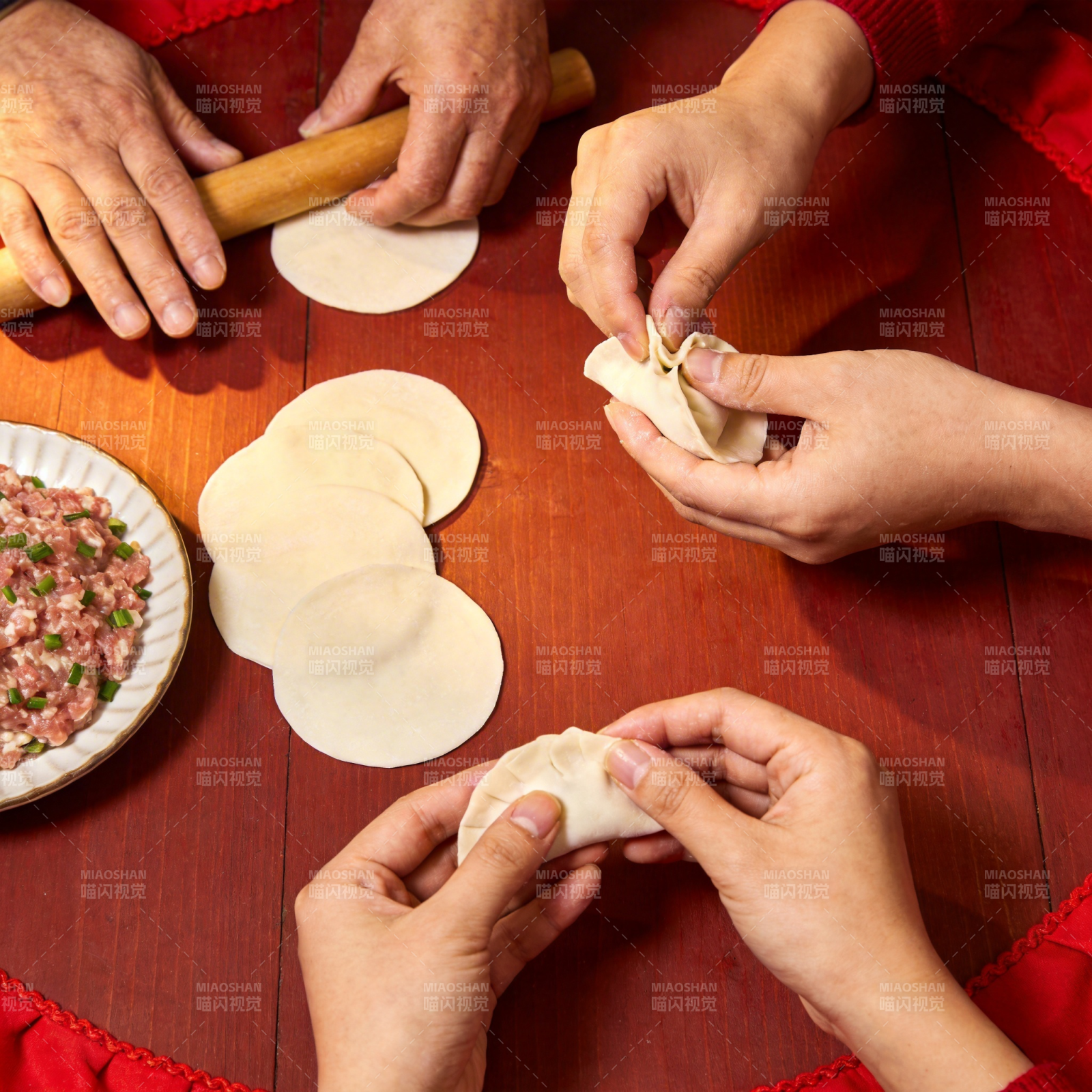 包饺子的温馨时刻图片