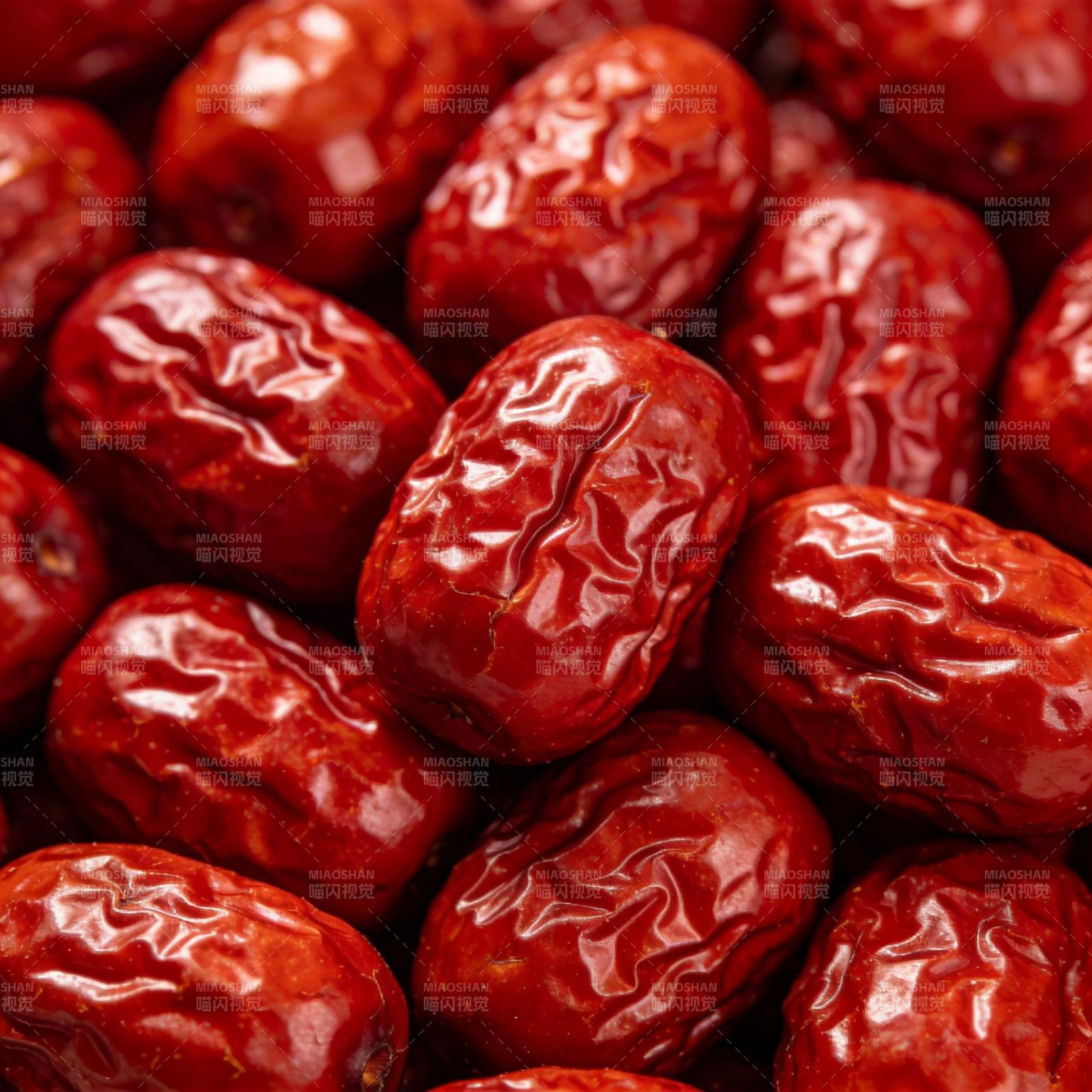 鲜红饱满的红枣图片