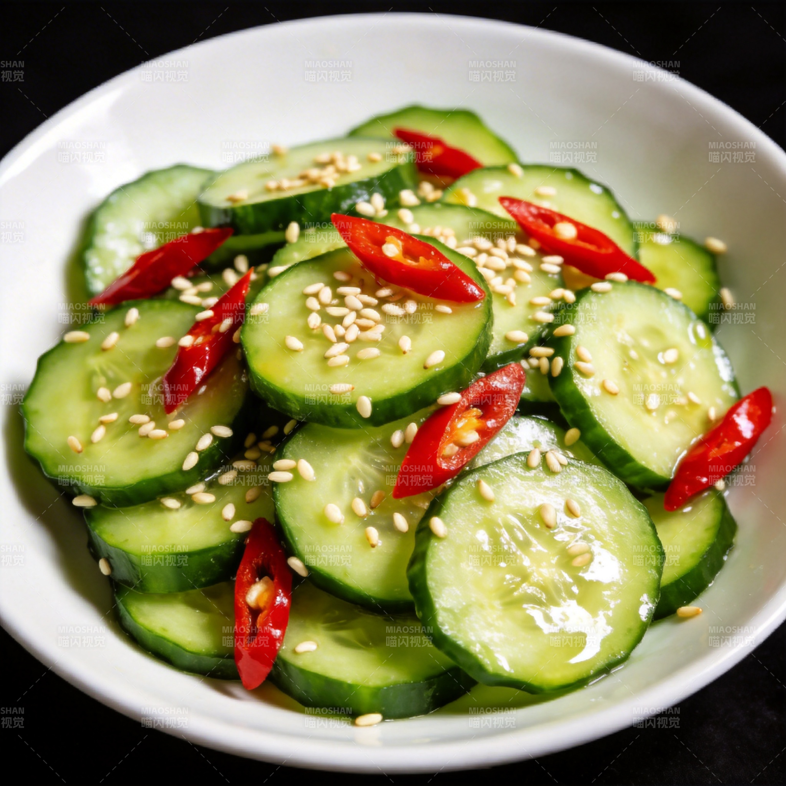 凉拌黄瓜配红椒图片