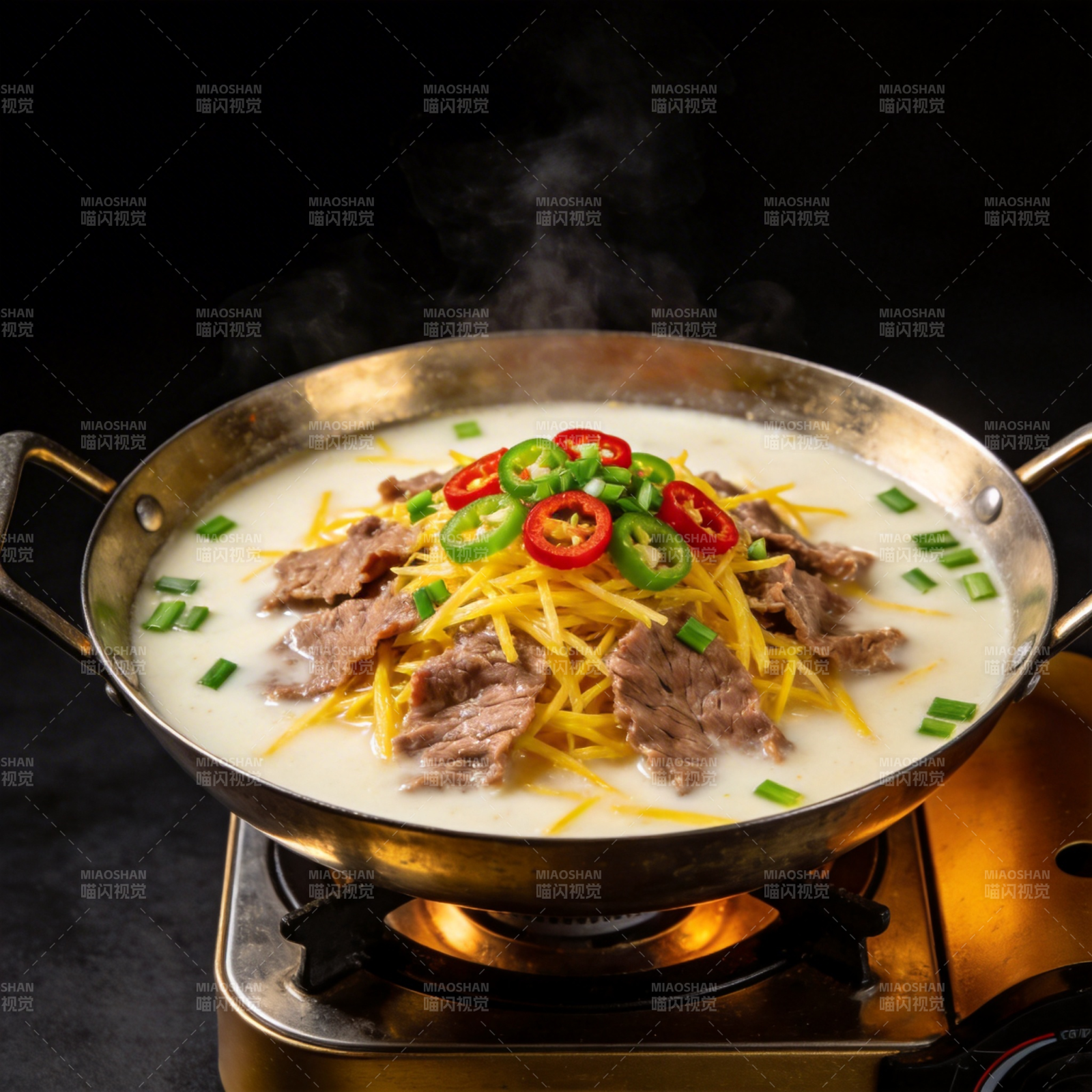 热气腾腾的牛肉锅图片