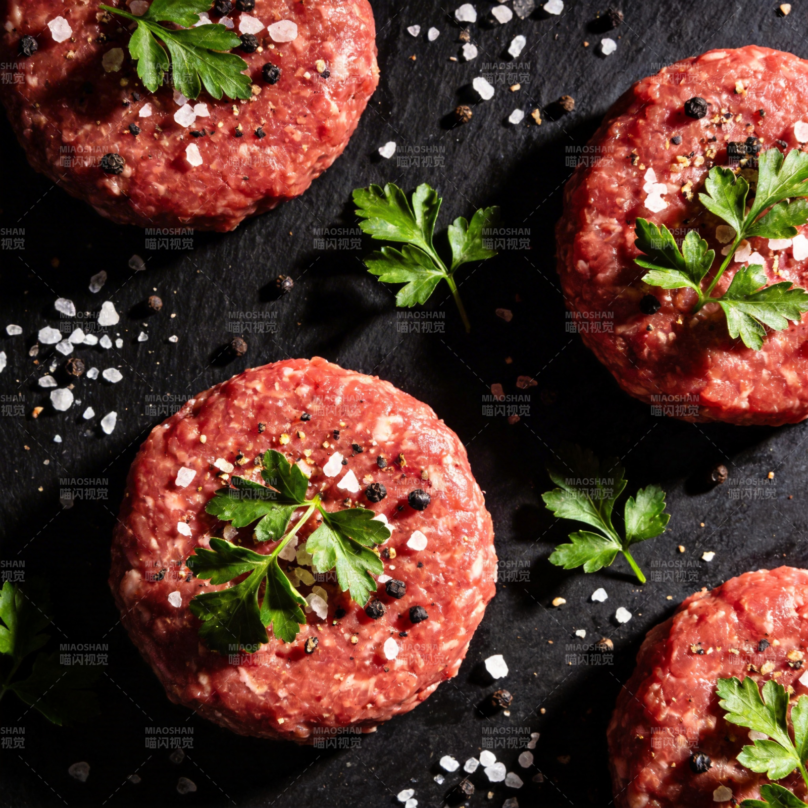 新鲜牛肉饼配香草图片