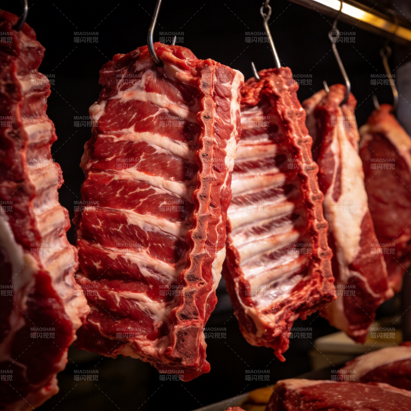新鲜悬挂牛肋排图片