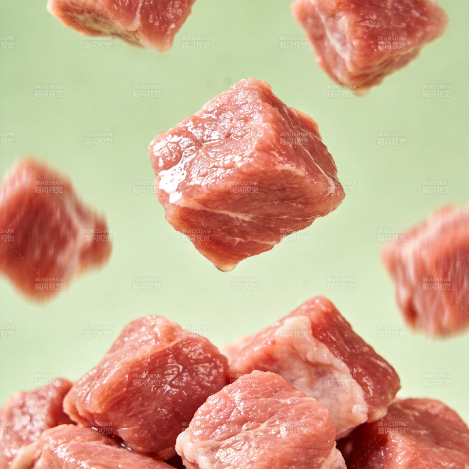 鲜嫩肉块跃动瞬间图片