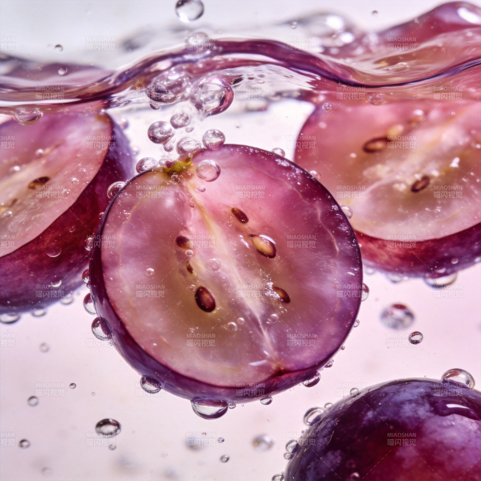 葡萄入水瞬间图片