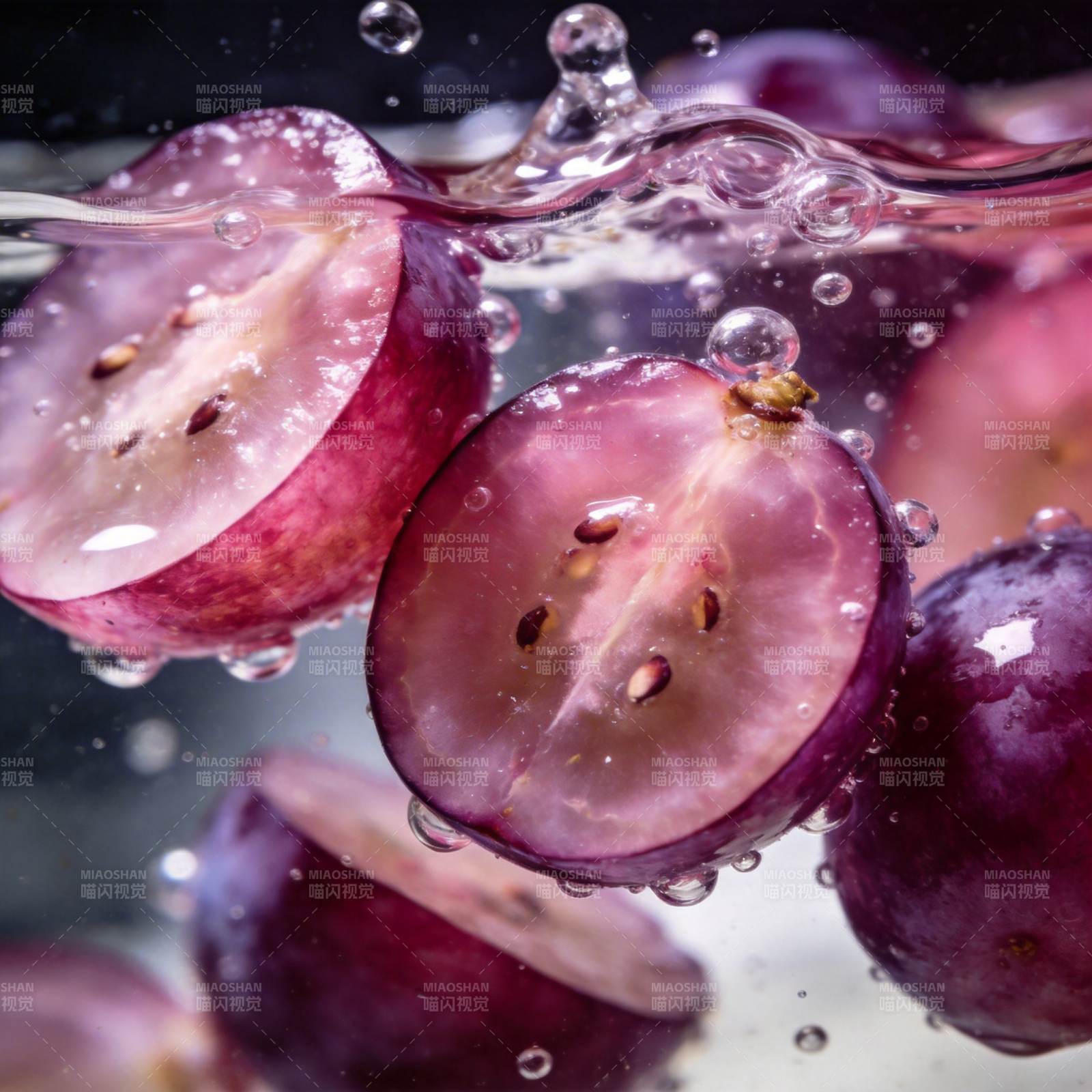 紫葡萄水中漂浮图片