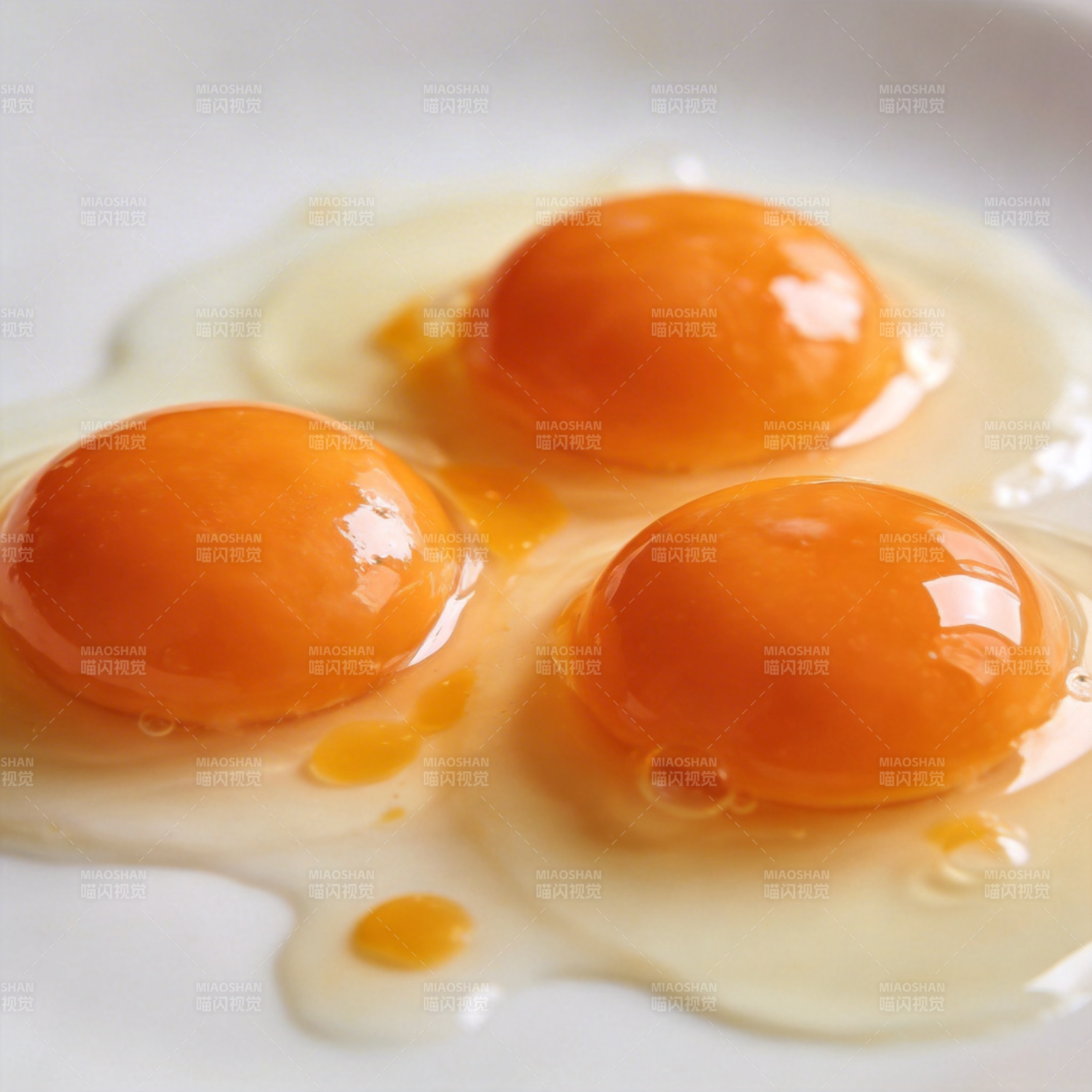 三颗蛋黄特写图片