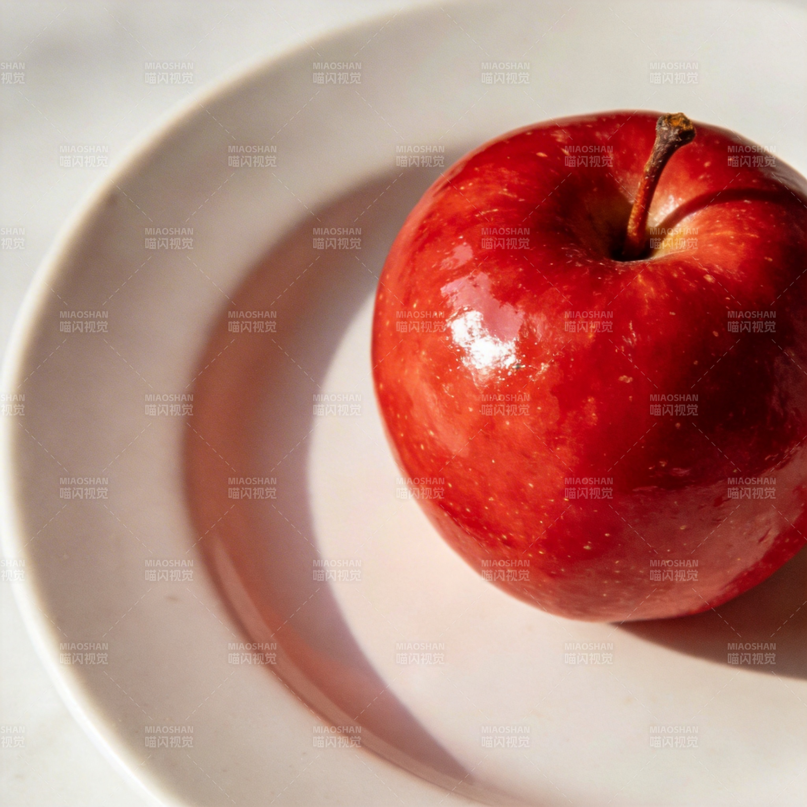 红苹果静置于白盘图片
