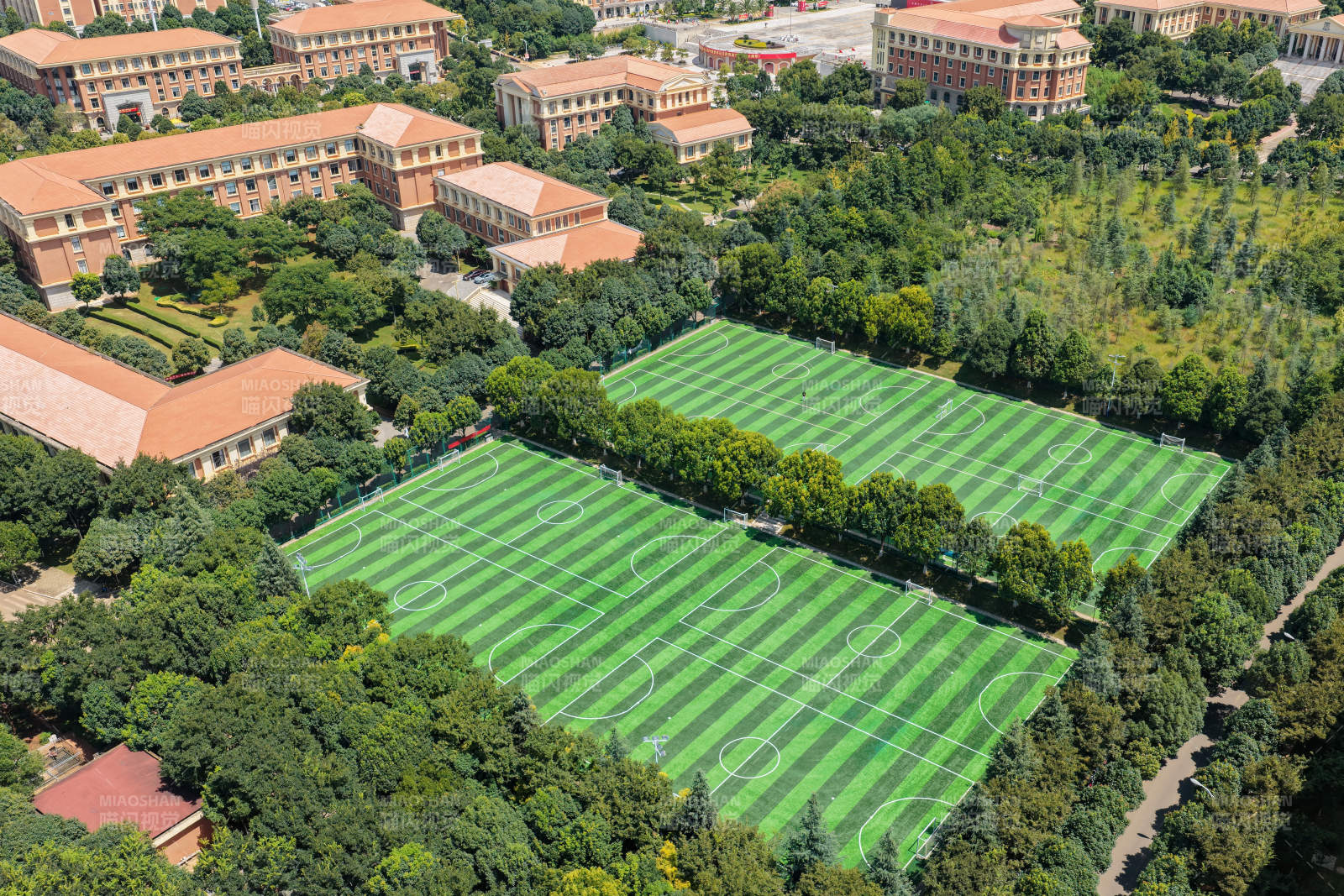 校园绿茵场航拍图片