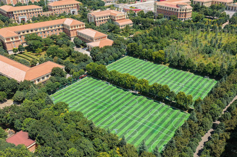 校园绿茵场航拍图片