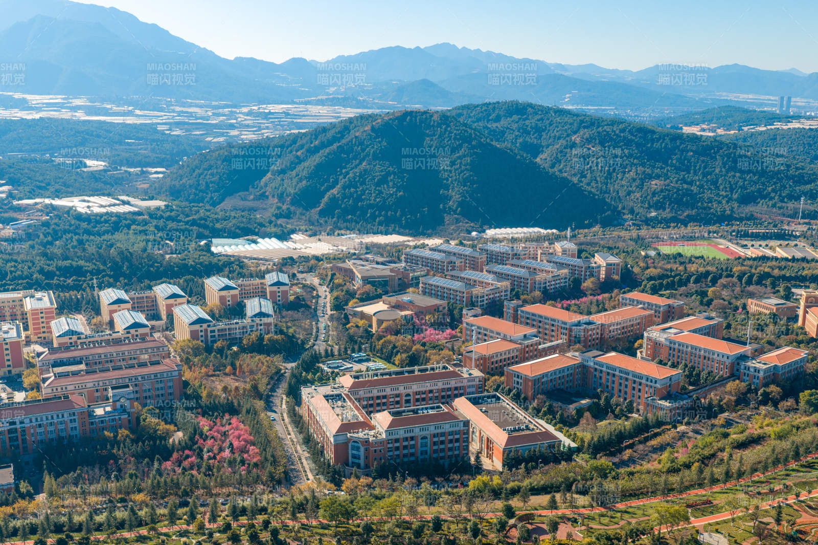 校园风光 山环水绕图片