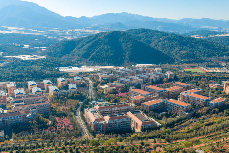 校园风光 山环水绕图片