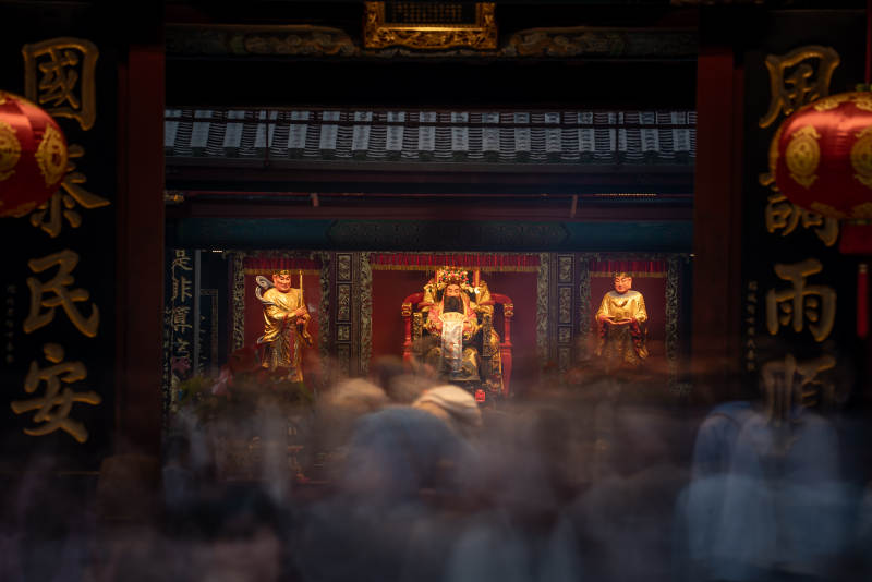 庙宇神像供奉场景图片