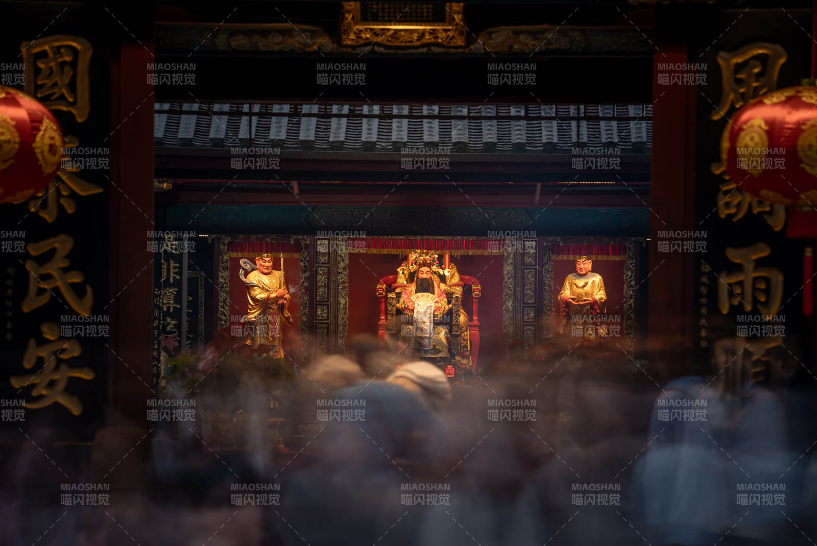 庙宇神像供奉场景图片