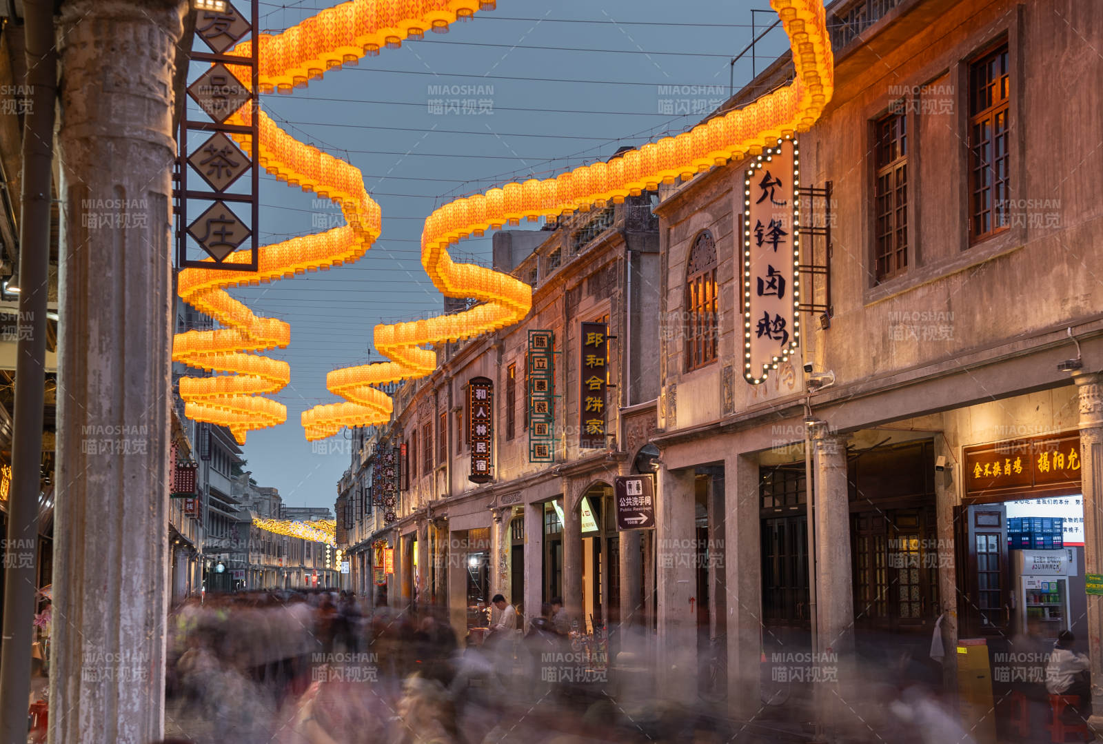 灯火辉煌的街市图片