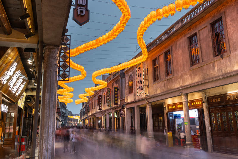 灯火辉煌的街市图片