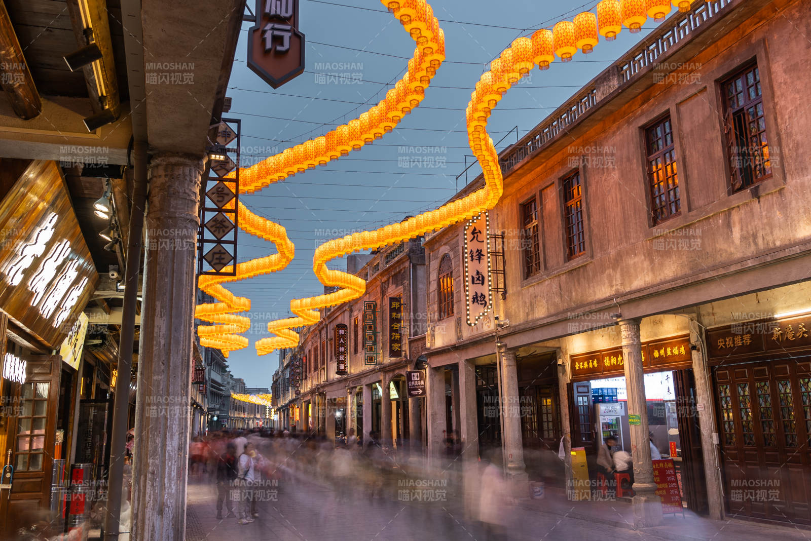 灯火辉煌的街市图片