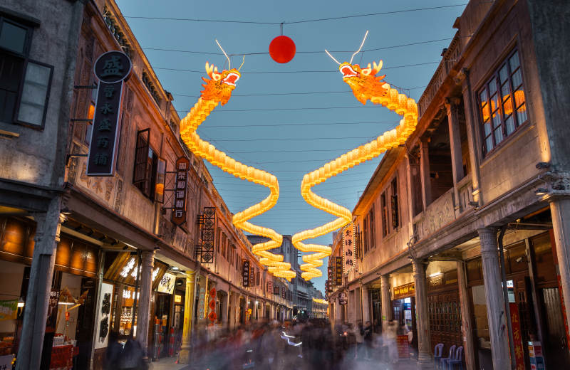 龙舞街巷夜景图片