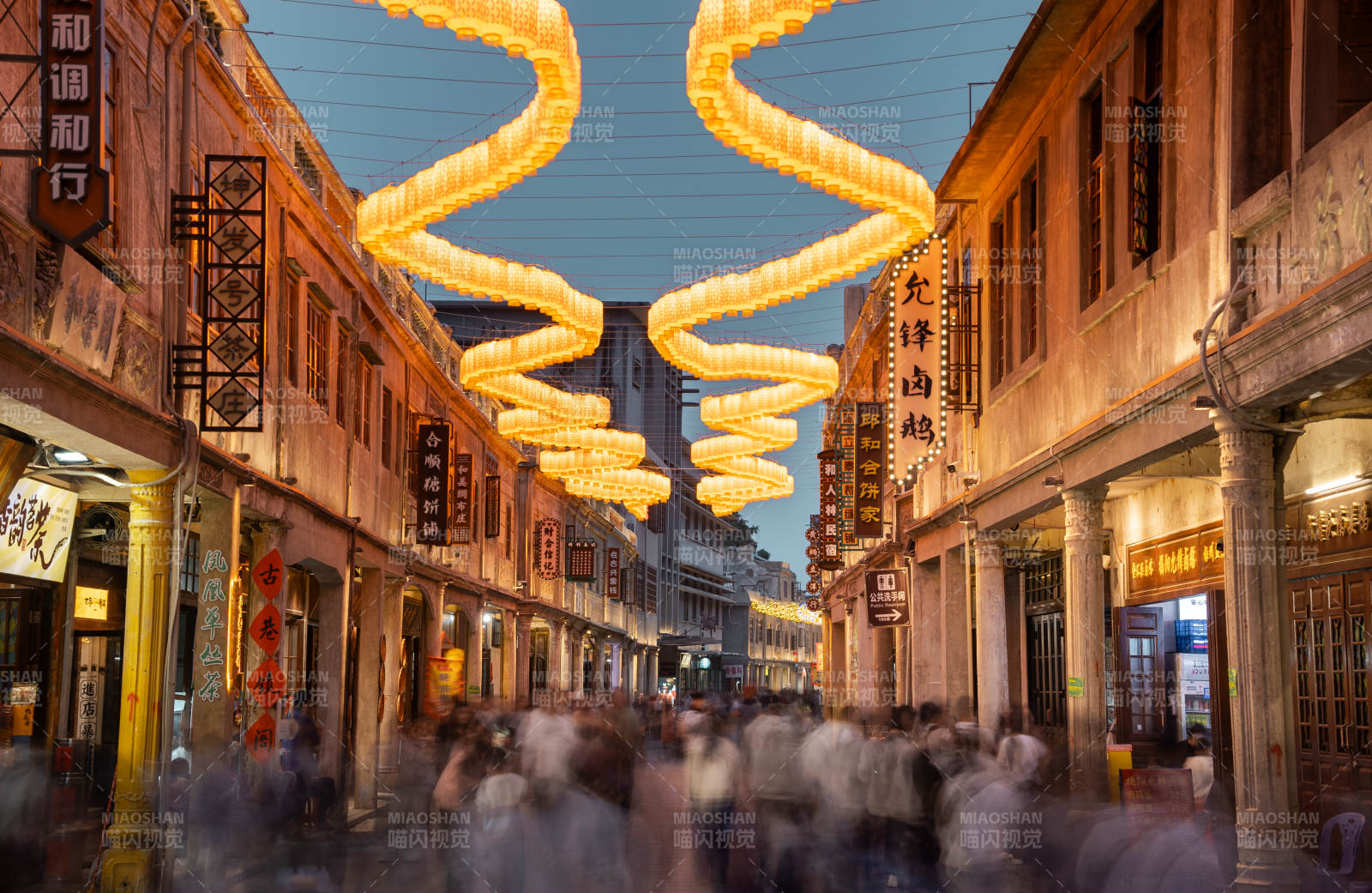 灯火辉煌的古街夜景图片