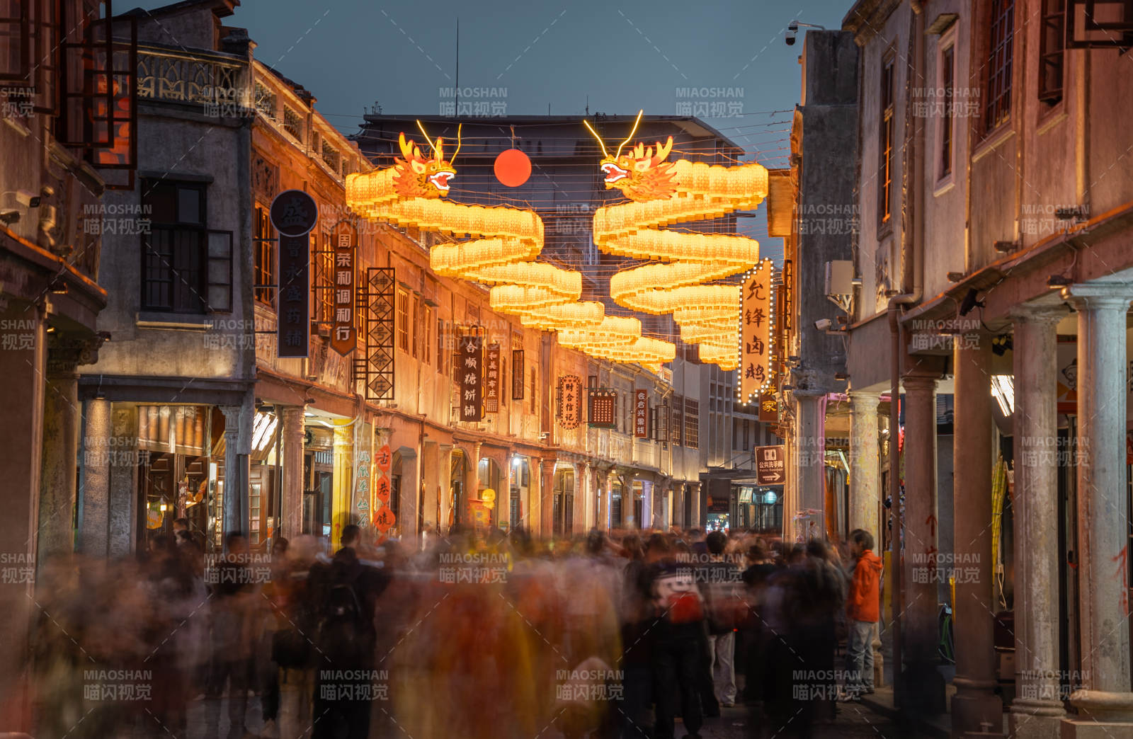 灯火辉煌的街景图片