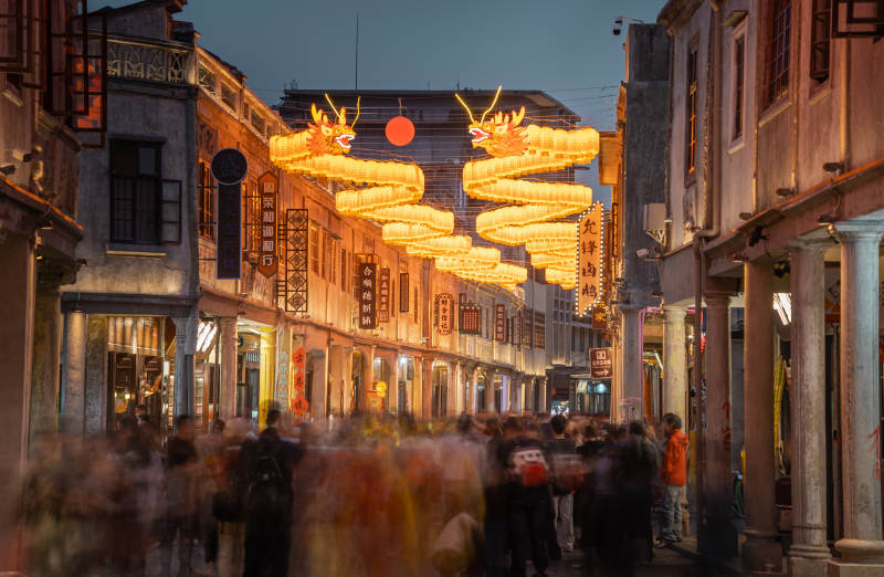 灯火辉煌的街景图片