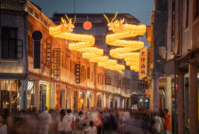 灯火辉煌的古街夜景图片