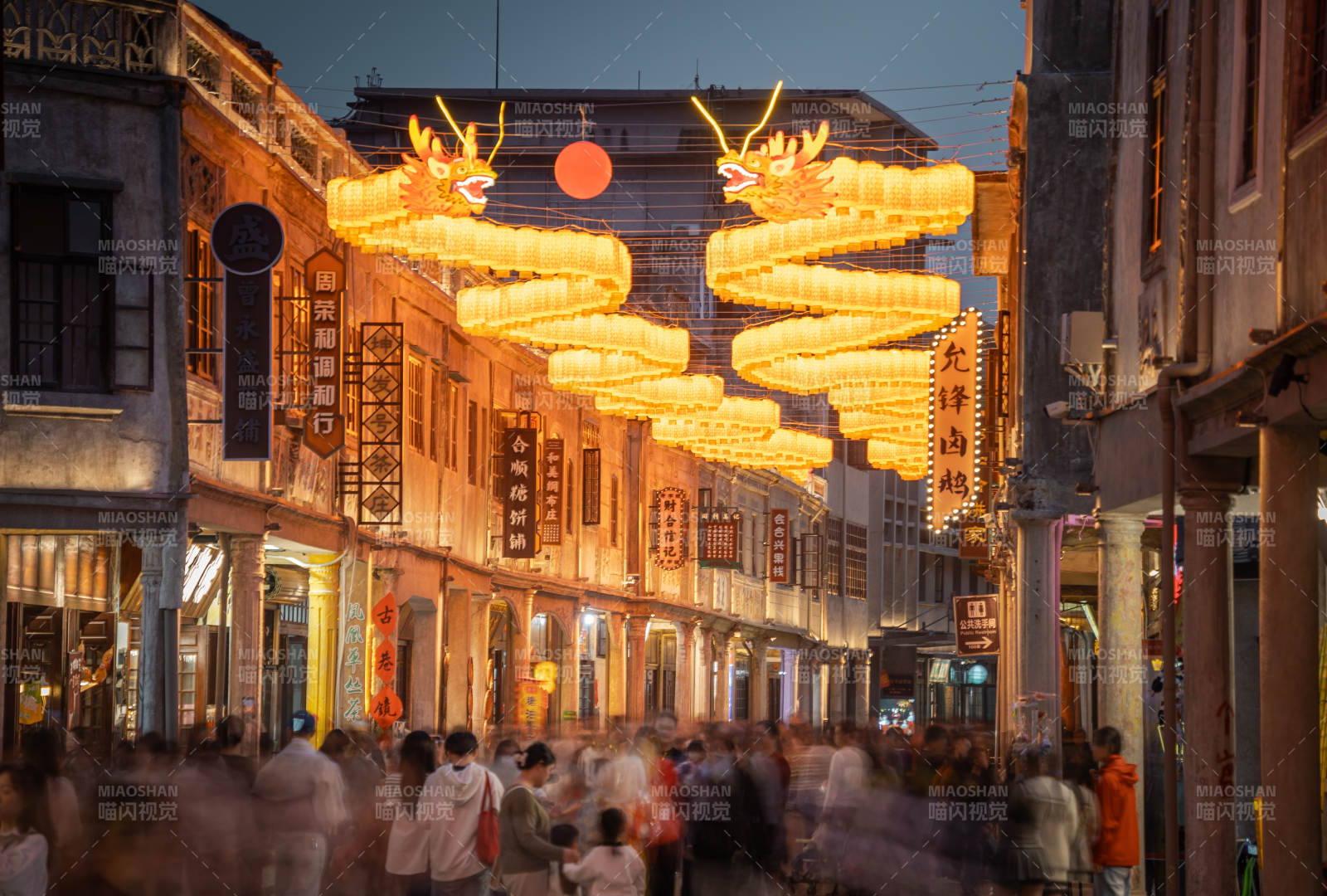 灯火辉煌的古街夜景图片