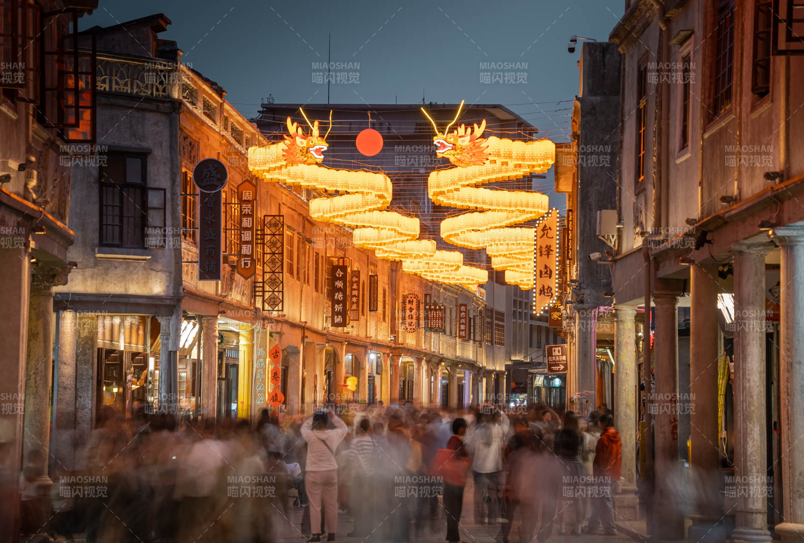 灯火辉煌的街景图片