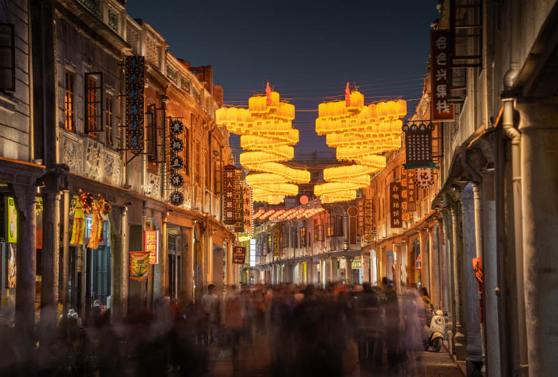 灯火辉煌的古街夜景图片