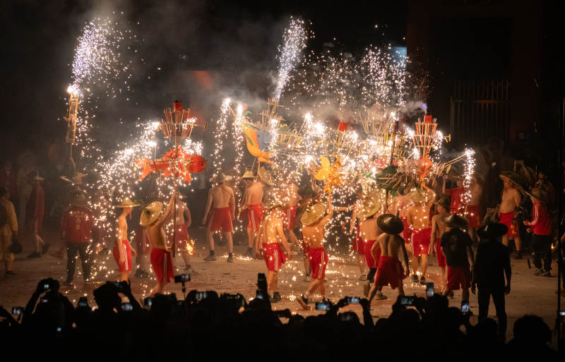 火舞狂欢夜图片