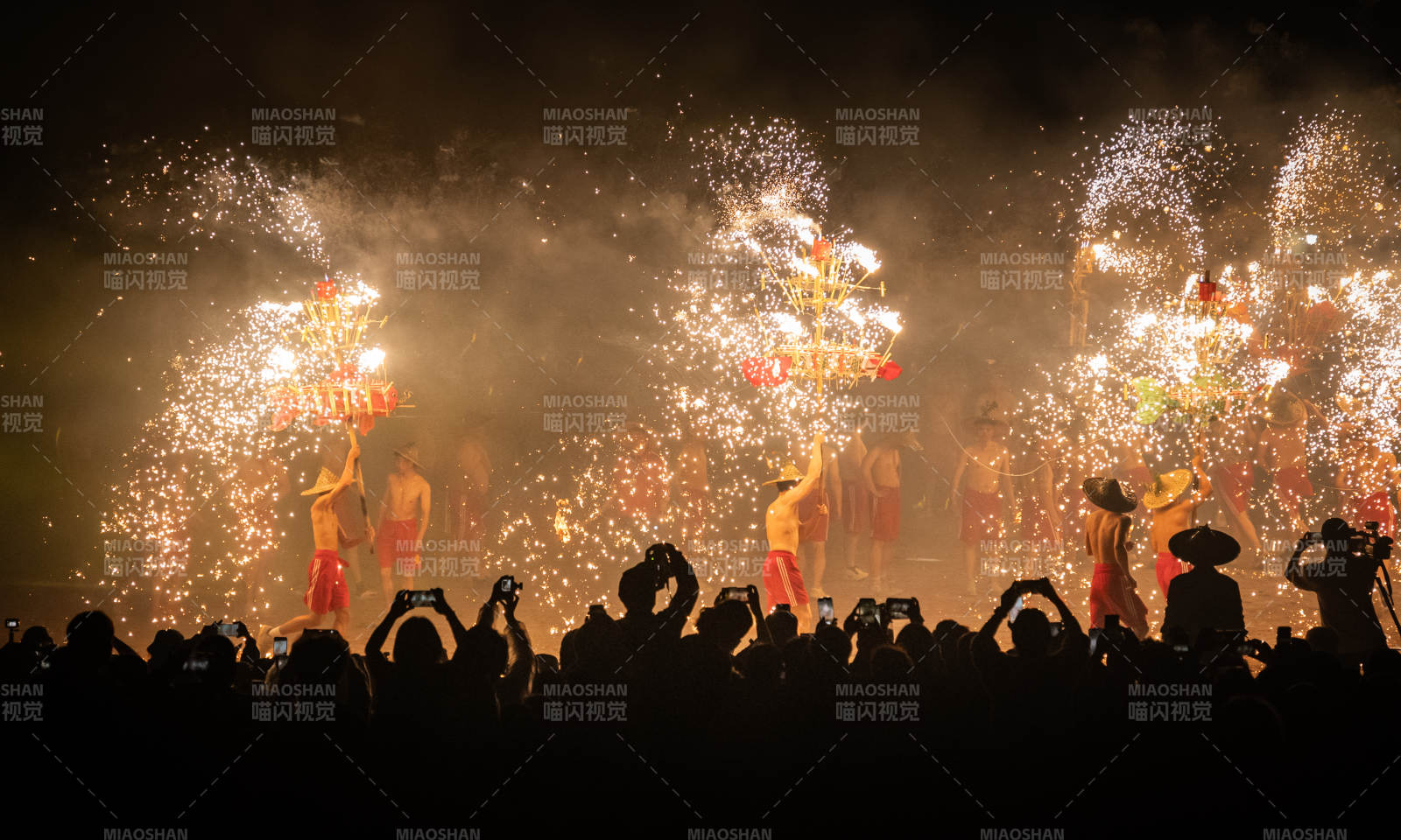 烟花盛宴 人潮欢腾图片