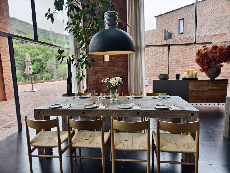 现代餐厅静谧一角图片