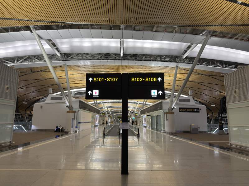 机场航站楼指示牌图片