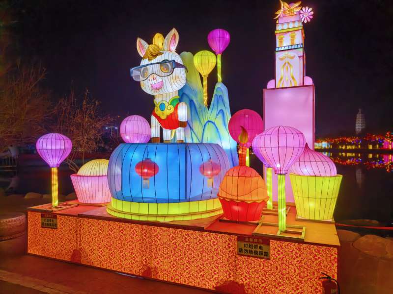 彩灯兔年贺新春图片