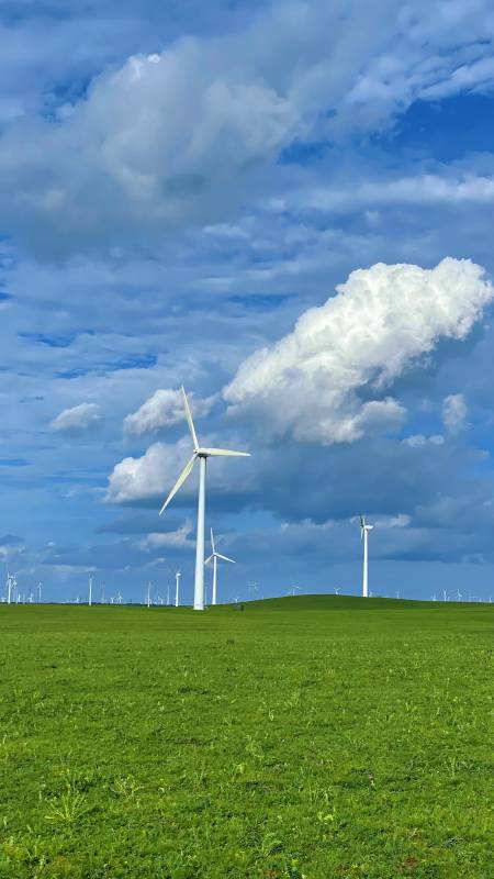 风车绿野蓝天图片