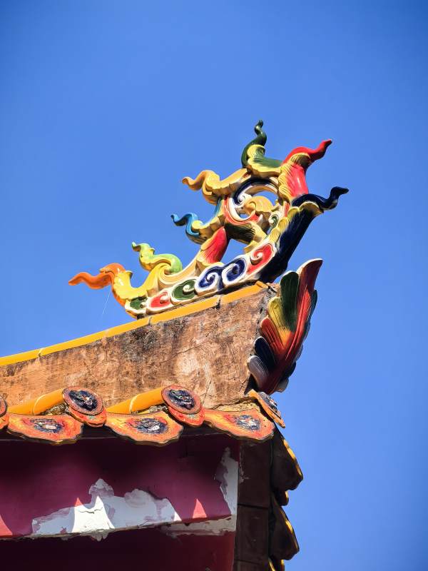 彩龙飞檐映蓝天图片