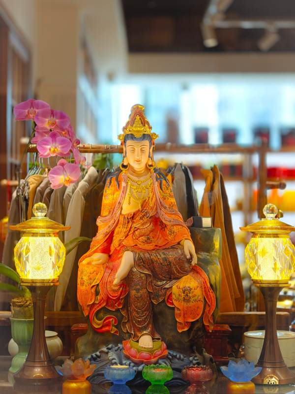 佛像静坐 灯火生辉图片