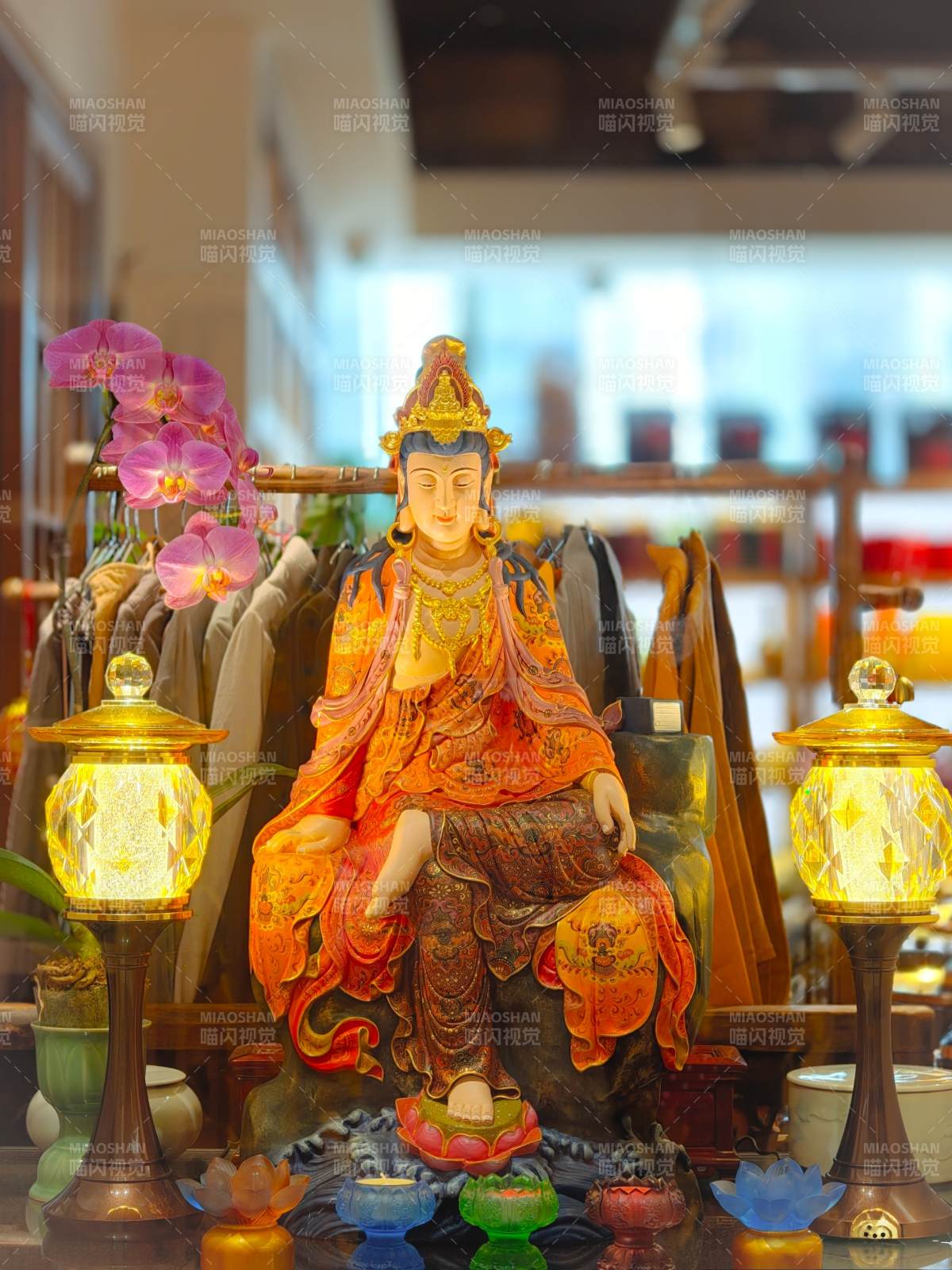 佛像静坐 灯火生辉图片