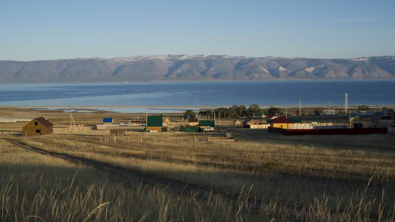 贝加尔湖畔胡日尔村庄风光图片